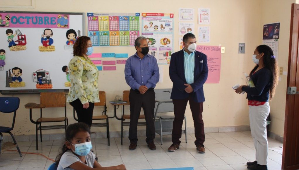 Delegación recorre escuelas para revisar las necesidades y protocolos sanitarios (1)