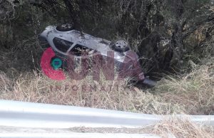 Vehículo sale del camino y vuelca en localidad de Fracción de Guadalupe