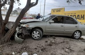 Se impactan contra árbol en Prolongación General Anaya y se dan a la fuga