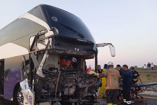 Operador de autobús queda prensado tras chocar por alcance contra tráiler; está grave