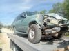 Mujer pierde el control de camioneta y derriba dos postes en Mineral de Pozos