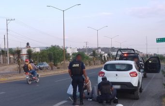 Tras accidentarse, joven es detenido por posesión de paquetes de sustancia similar al cristal y varios miles de pesos