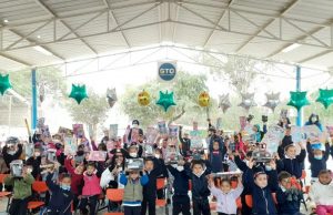 Voluntariado SEG entrega presentes a estudiantes del Noreste