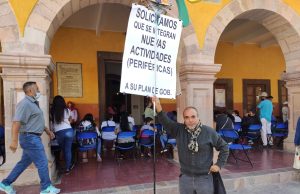 Con una pancarta, ciudadano pide incluir actividades periféricas