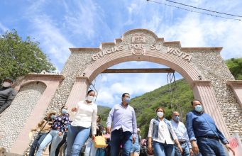 En Atarjea, Gobernador entrega UMAPS, cancha empastada y pavimentación de acceso