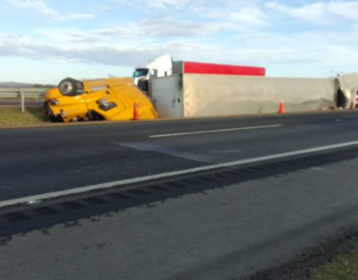 Tráiler vuelca sobre la carretera federal 57 y su operador muere ante los múltiples golpes recibidos.