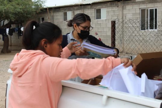 Niños migrantes de Guerrero y Sinaloa reciben material didáctico y recreativo de la SEG