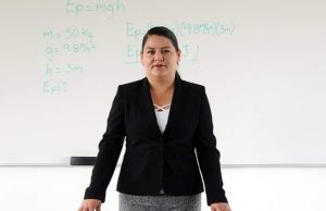 La maestra Claudia Arriaga inspira a jóvenes con su destacada trayectoria profesional