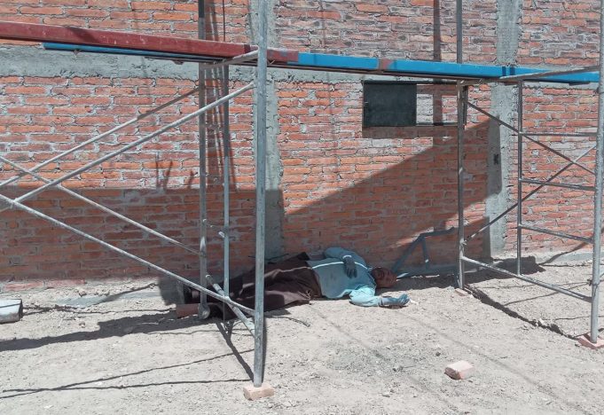 Herrero muere tras electrocutarse y caer de andamio en San José Iturbide