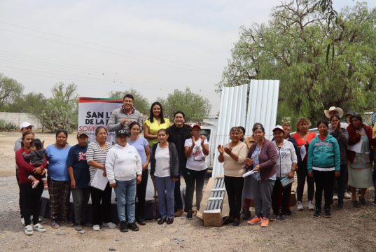 Entregan laminas y repuestos para calentadores afectados por granizadas