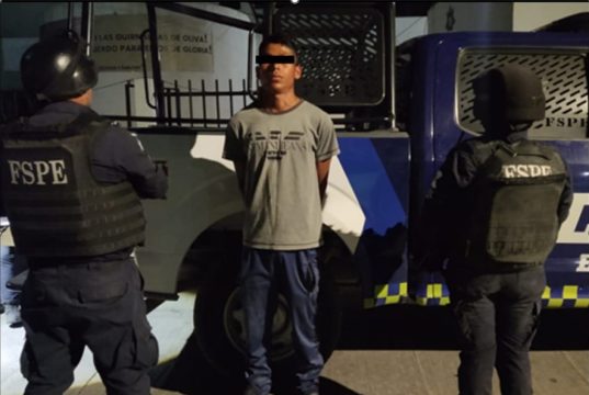 Policías Estatales detienen a joven con 37 dosis de marihuana