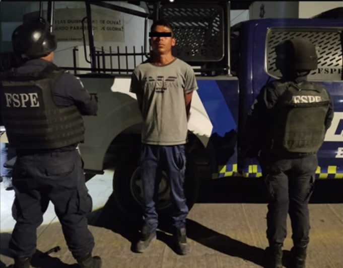 Policías Estatales detienen a joven con 37 dosis de marihuana