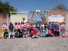 Maestra crea el escenario perfecto para impulsar la lectoescritura