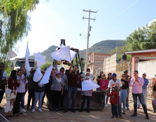 Con recursos municipales y mano de obra de los beneficiarios arrancan la construcción de empedrado en Peña Rodada
