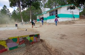 Previo al inicio del ciclo escolar paterfamilias vigilan y mantienen limpias las escuelas de la zona noreste