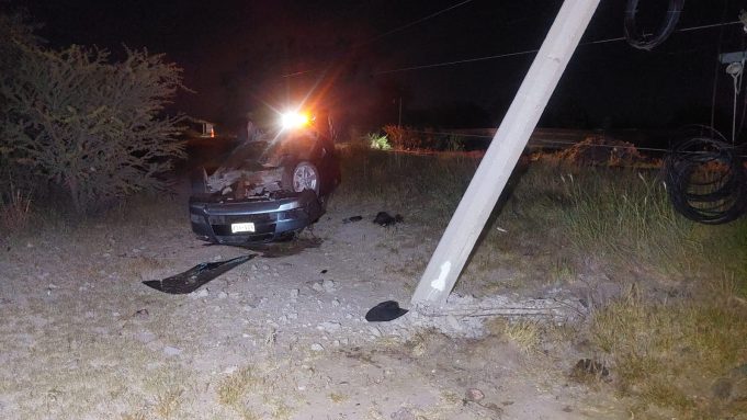 Vehículo derriba poste en la Pozos-San José y deja paralizada la circulación por horas