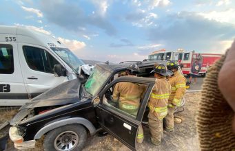 Choque frontal entre camioneta de transporte de personal y particular deja una prensada