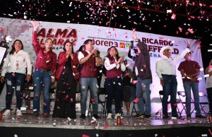 Edgar Javier apoyado por ALma Alcaraz y Ricardo Shefield