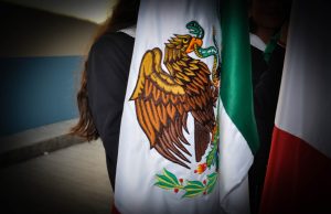 Fomentan la identidad nacional con abanderamiento de escoltas