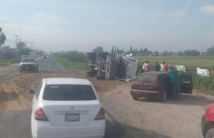 Operador de volteo vuelca en carretera San José Iturbide-San Luis de la Paz