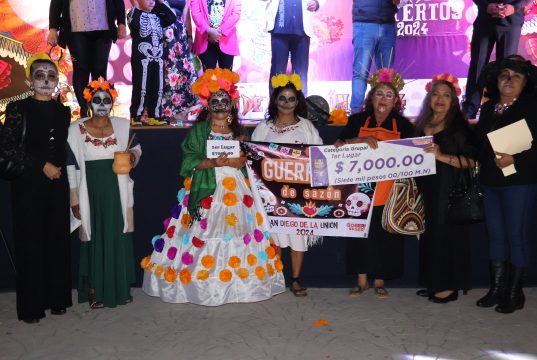 Con disfraces de Catrina sandieguenses conmemoran Día de Muertos