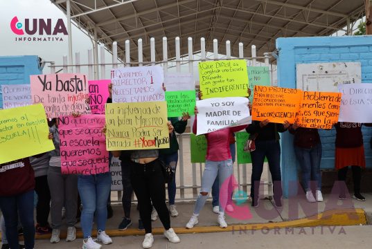 Bloquean escuela para respaldar el trabajo del director
