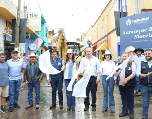 Gobernadora y Alcalde entregan apoyos, obras y arrancan pavimentación en Santa Catarina