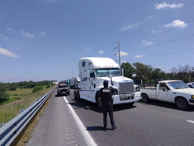 Frustran robo de autotransporte en la Federal 57