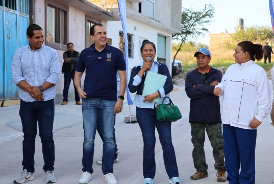 Colonos de la Padre Hidalgo estrenan calle pavimentada