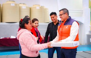 Gobierno iturbidense impulsa bienestar y ahorro familiar; entregan tinacos y calentadores solares