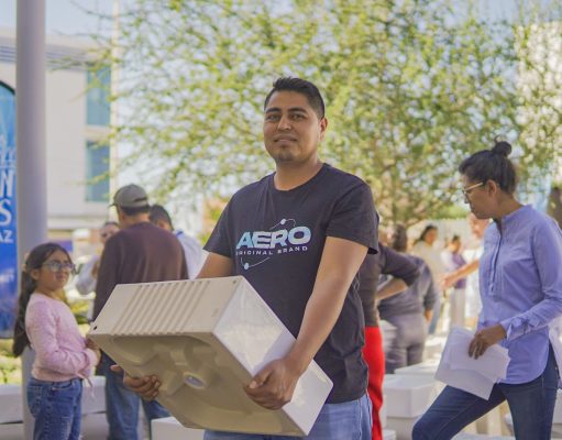Entregas que cambian vidas: cemento para caminos y 444 muebles de baño para escuelas y centros comunitarios