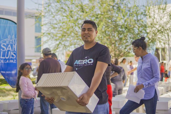 Entregas que cambian vidas: cemento para caminos y 444 muebles de baño para escuelas y centros comunitarios