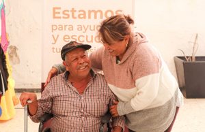 Gobierno Municipal apoya a ciudadano con la entrega de una silla de ruedas