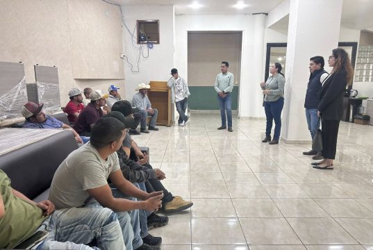 Doctor Mora gestiona apoyo para migrantes deportados