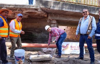 Ante petición ciudadana comienzan obra de rehabilitación del puente en La Huerta con colaboración de Félix Nieto