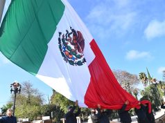Abanderamiento de escoltas en el Día de la Bandera Mexicana