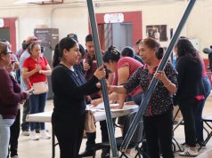 Entrega de tubos para calentadores solares a personas que resultaron afectadas por el granizo