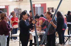 Entrega de tubos para calentadores solares a personas que resultaron afectadas por el granizo
