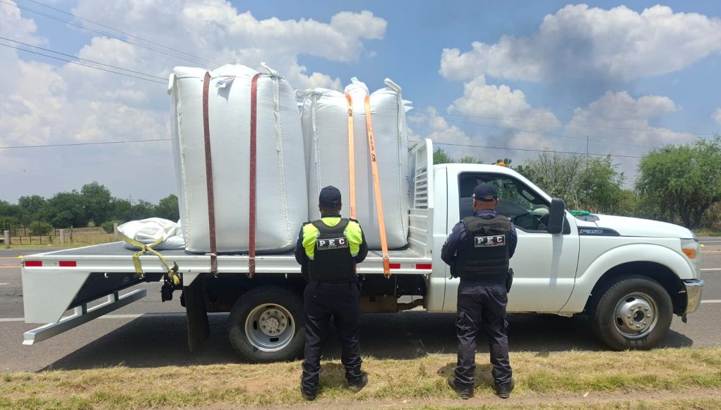 Asegura PEC vehículo con reporte de robo y carga de plástico en Dolores Hidalgo