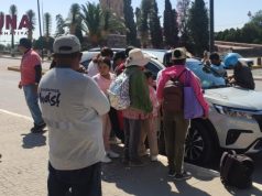 Ciudadanos rescatan a menor quedó atrapada en camioneta